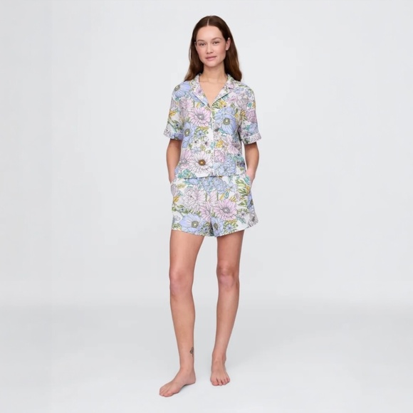 Gapbody Other - GAP Linen Blend Pajamas set shorts and Short Sleeve top in multi floral Size LT